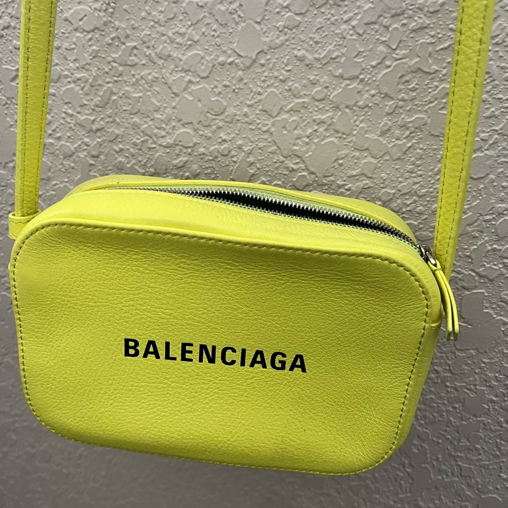 Balenciaga camera bag! Neon yellow| RARE COLOR AND BAG| - Picture 5 of 5